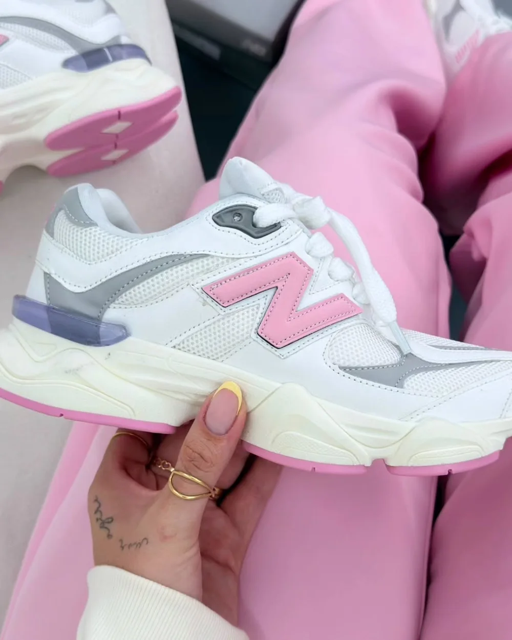 New Balance 9060 rosa no pé, a foto da loja